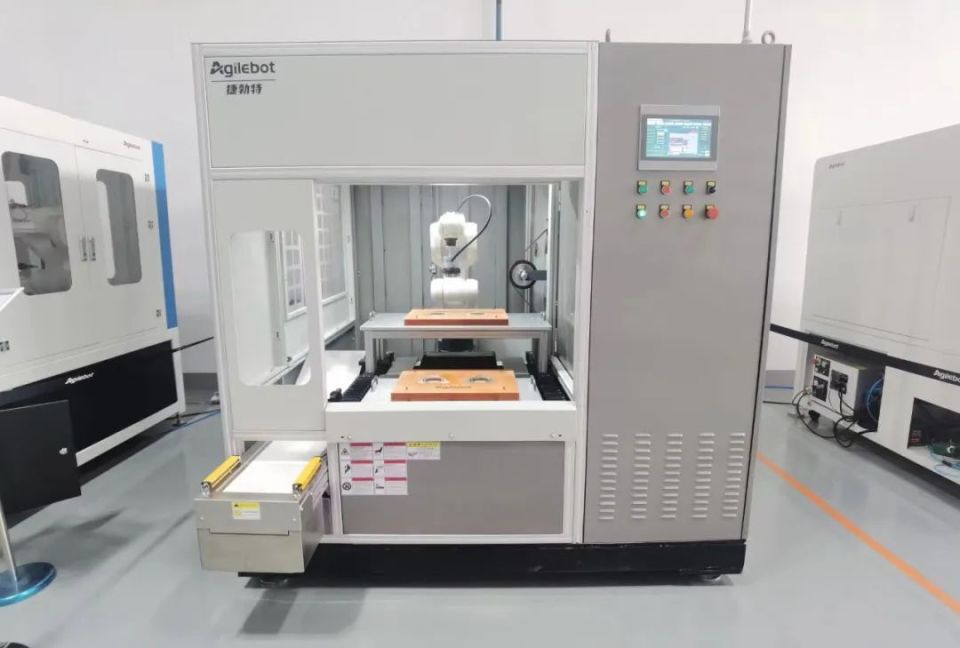 青資向“新”力 以芯片、智造、人工智能驅(qū)動通訊技術(shù)向“新”而行，以“質(zhì)”致遠(yuǎn)